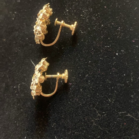 2 Pairs of Clip On Earrings Gold Leaves & White Flowers - Picture 2 of 9